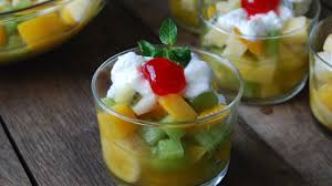 Es un postre refrescante y digestivo, la macedonia se puede preparar con cualquier tipo de frutas de temporada e incluso con frutas en. Macedonia De Frutas Con Yogur Youtube