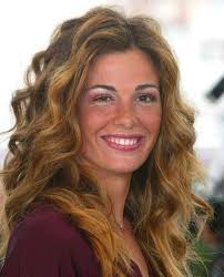 Quando vedo abbassare lo sguardo di una donna perché viene criticata per  come si veste, per come si trucca, se è magra, se è grassa, quanto profumo  si mette, come guida, quanto