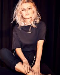 With more than one million youtube subscribers and 300 million streams on spotify, davina can rightfully be called an established artist. Davina Michelle Davina Michelle Added A New Photo
