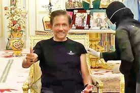 Britain's queen elizabeth ii poses for a formal picture with her royal guests before a sovereign monarchs. Brunei S Sultan Receives First Dose Of Covid 19 Vaccine The Star