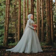 Bentuk gaun yang memanjang dan seperti garis a. Inspirasi Gaun Pengantin Untuk Wanita Yang Bertubuh Gemuk