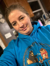 Meeting fans and receiving gifts with good attitude