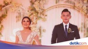 Saat dia kelas 3 smp dia sering bernyanyi dengan diiringi musik organ tunggal dari panggung ke panggung. Nikahi Nella Kharisma Di Gereja Agama Dory Harsa Dipertanyakan