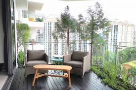 Kecenderungan balkon yang sering dijadikan tempat cuci jemur, masih bisa dipadukan dengan taman minimalis. 8 Ide Taman Mungil Untuk Menghijaukan Balkon Apartemen Kamu