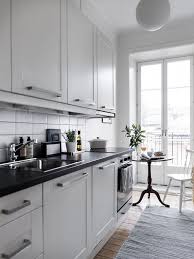 Un Appartement Nordique Ultra Confort Madame Decore Decoration De Cuisine Blanche Cuisine Minimaliste Relooking De Table De Cuisine