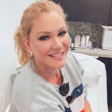 Atiana cecilia de la hoya (born march 29, 1999). Shanna Moakler Removes Former Travis Barker Name Tattoo E Online Eminetra Canada