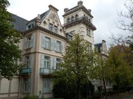 9 treffer auf allen portalen. Luxurioses Stilvolles Wohnen Im Bergschloss Uber Der Stadt Und Vor Den Fussen Des Merkur Stilvoll Wohnen Wohnen Etagenwohnung