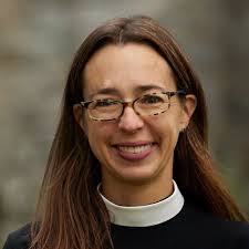 Amanda Brayton's Instagram, Twitter & Facebook