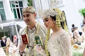 Jul 21, 2019 · halo sobat, dipostingan ini kami akan memberikan informasi populer mengenai tema acara halal bihalal. Pandemi Ali Syakieb Dan Margin Wiheerm Gelar Pernikahan Dua Sesi Antara News
