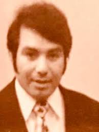 المرحوم الدكتور الصيدلي دريد عبد الرحمن محمود الخياط مواليد العراق ١٩٤٣  كلية الصيدلة. بغداد ١٩٦٥ كان صيدليته في المحمودية وبعدها كان عنده صيدلية  العودة في الاعظمية وبعدها البياع كان يعمل في بداية