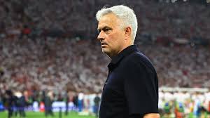 Mourinho furioso com equipa de arbitragem: "Não têm p*** de vergonha na  p*** da cara" - SIC Notícias