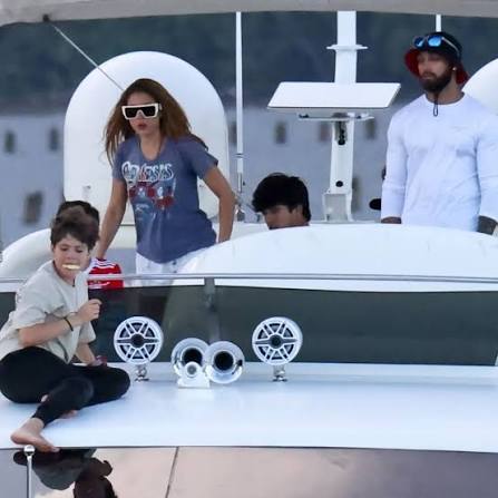 Shakira dando un paseo en Yate con su familia y amigos el (04 de Julio)  🩵🛥️ #lobitasforever #shakiralovers #yaté #relaxtime #shakiraqueen Milan  Sasha amordemadreehijos💗💜💗 familia amigos TBT