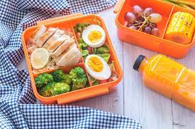 Untuk sarapan pagi, aku biasanya buat shake dari 1 pisang, 1 gelas susu lowfat dan 2 sendok oat meal. Aneka Menu Bekal Makan Siang Praktis Untuk Ke Kantor