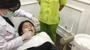 Permasalahan pada gigi, selain menimbulkan rasa tidak nyaman juga dapat berpengaruh pada pencernaan manusia. Ladies Membersihkan Karang Gigi Ternyata Bisa Mengusir Bau Mulut Beauty Fimela Com