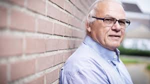 Zijn zoon stapt uit het leven. Ronald krijgt een enorme oplawaai. Hij dempt  zijn verdriet met drank. 'Liters Bacardi per week'. Maar hij herpakt zich.  'Ik leef nu als God in Julianadorp' [