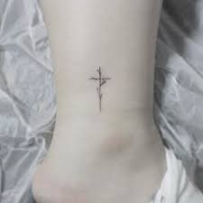 Cross tattoo designs for women can be made to look like wearable jewelry. Pin On Tatuajes