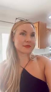 Whitney Everett's Instagram, Twitter & Facebook