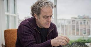 En todas las fotos que conozco de ella, lo primero que veo siempre es ese rictus, los labios apretados, la mirada severísima, incluso en las pocos fotos en que aparece. Khu Pitlqlcilm