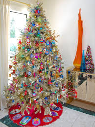 10 Totally Outrageous Retro Christmas Trees Retro Christmas Decorations Retro Christmas Tree Classic Christmas Decorations