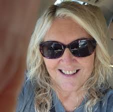 Do professional gospel music groups still sing in local churches?