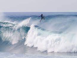 هاواي راكب أمواج يسقط عن لوحه أمام موجة كبيرة في الشاطئ الشمالي من أوهايو في هاواي photo surfing surf art