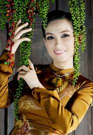 Nữ ca sĩ phi nhung đóng vai cô dâu 8 tuổi trong một trích đoạn hài kịch khiến hàng nghìn khán giả phải bật cười ngất ngưởng. Found On Bing From Quangduc Com Comedians Actors Actresses Singer