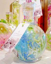 本物の花たちをガラスの中に閉じ込めたフラワリウム flowerium たくさんの人に花のある暮らしを届けたい そんな想いから生まれたフラワリウムは一つ一つ 花を見極めるところから丁寧に作られています ガラス 暮らし 花