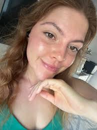 Much needed pool time with my mama ☀️💦 For those asking about my current  wellness routine, here's what I've been doing lately: 1. Hot yoga