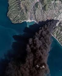 Une frappe de drones ukrainiens sur un terminal pétrolier en Russie provoque une « pluie noire » toxique et un désastre écologique en mer Noire