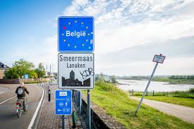 In plaats van het vliegtuig, besluit ze daarom de motor naar huis te pakken. Alleen Noodzakelijke Reizen Tussen Belgie En Nederland Nrc