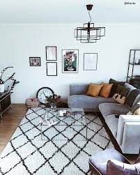 Modern Vibes In Diesem Wunderschonen Wohnzimmer Stimmt Einfach Jedes Detail Ein Graues Samtsofa Ein Teppich Im Be Farm House Living Room Interior Home Decor