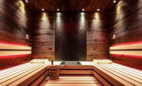 Moderne Sauna Mit Integriertem Saunaofen In Der Sitzbank In 2020 Infrarotstrahler Saunaofen Sauna