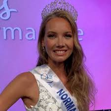 Miss France 2021 Amandine Petit Est Miss Normandie 2020 En 2020 Genevieve De Fontenay Koh Lanta Candidats Karine Le Marchand