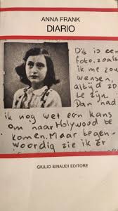 La trama e' come se anna scrivesse un romanzo del quale non conosce la fine: Anne Frank Diario A Fumetti Mio Caro Fumetto