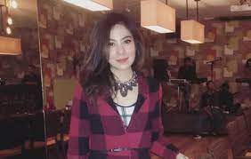 In the current case, aliff had met ms raja yunika perdhana putri, 32, in her room at the studio m hotel in nanson road near havelock road at around midnight on june 7 last year to discuss at around 1am, ms raja yunika went to the second storey of her room to rest, leaving her handbag near aliff. Artis Lelaki Rayu Tarik Balik Laporan Polis