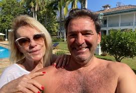 Comandado por ana maria braga, o programa de culinária conta com receitas, notícias, competições e as novidades da globo. Marido De Ana Maria Braga Diz Ter Ficado Surpreso Com Fim Do Casamento Nenhuma Mensagem Sbt
