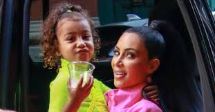 In unserer schönen firma werden sie natürlich nicht alle ältere mitarbeiter duzen. Kim Kardashian Das Ist North Wests Beste Freundin