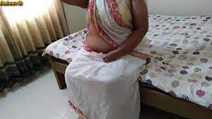 selfie lete hue Hot Aunty ko Jabardasti Chudai) Neighbor Stripping her  saree & fucked in bed - Indian Desi Aunty watch online