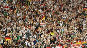 Da frankreich als amtierender weltmeister ins turnier geht steht deutschland deutlich unter druck. Deutschland Vs Frankreich Fans Bereiten Sich Auf Em Halbfinale 2016 Vor