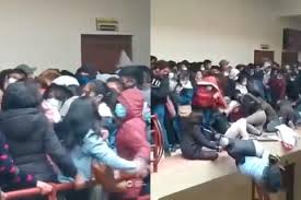 Al menos tres estudiantes murieron al ceder una barandilla en en la universidad pública de el alto (upea) en #bolivia , donde se desarrollaba una asamblea estudiantil. Uuarai5kuz 0wm