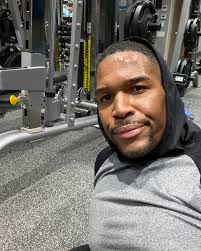 New Year, same grind! As my brother Deion Sanders says “if you look  good.....you feel good, if you feel good......you play good, you play  good.....they pay good.” #WorkHardPlayHard