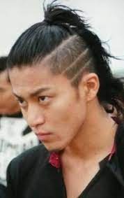 Memang, untuk memotong rambut sendiri pada rambut kita terkadang amat sulit, karena dalam pikiran kita pasti takut pemotongan rambut yang tidak pas atau tidak seimbang jadinya. Model Rambut Genji Takiya