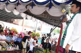 Ustaz abdul somad (uas) batubara dikabarkan akan menikah lagi. Ustaz Abdul Somad Batubara Direkomendasikan Jadi Cawapres Prabowo