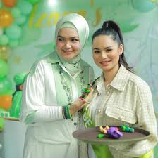 Nampaknya, perkara itu kembali hangat diperkatakan apabila bekas isteri datuk seri khalid, datin tengku zawyah tengku izham ada memuat naik foto keluarga ketika menyambut ulang tahun kelahiran menantu. Tengku Dan Siti Macam Adik Beradik Both Cantik Berita Kopak Media