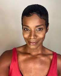 I'm so thrilled to share that I will be joining @bobbibrown and  @impressionsofbeauty in hosting the first ever #bbglowsisterhood