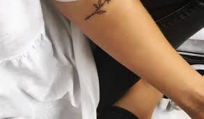 Tatouage homme bras venez découvrir 60 modèles en tout genre de tattoos pour les hommes qui cherchent à se faire. Petit Tatouage Femme Avant Bras Rose Contours Noirs Dessin Peau Femme Discret Et Charmant Pctr Up