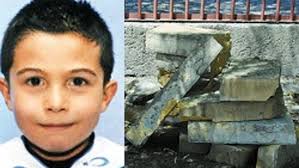 Tırmandığı kapı canını aldı