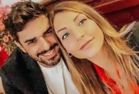 Si alza, dice che il suo tempo all'interno del programma è ormai finito perché lui ha già fatto il suo percorso, che non vuole far soffrire inutilmente tara, saluta maria e va via. Uomini E Donne Ricordate Tara Gabrieletto E Cristian Galella Eccoli Oggi