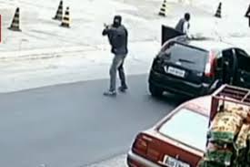With frank sinatra, virna lisi, anthony franciosa, richard conte. Policia E Bandidos Trocam Tiros Durante Assalto Diario Da Regiao Webdiario