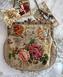 ゴージャスなビジューフレームのプチポワンのバッグが新入荷です 絵画のようなとても綺麗なお花柄 です 一生物のバッグです 是非実物をショップに見にいらしてください sold アンティークバッグ プチポワン パーティーバッグ embroidery purse tapestry